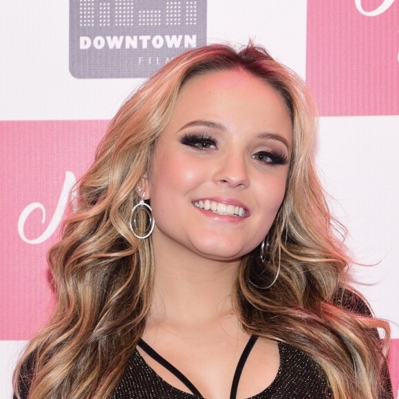 Larissa Manoela usou brincos da grife Swarovski na pré-estreia do filme 'Meus Quinze Anos'