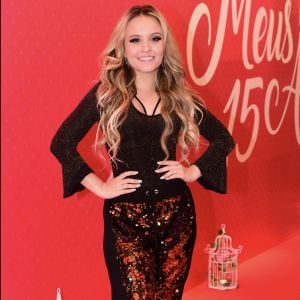 Larissa Manoela combinou peças brilhosas para a pré-estreia do filme 'Meus Quinze Anos', em São Paulo, nesta segunda-feira, 12 de junho de 2017