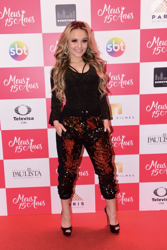 Larissa Manoela é fã de brilho e se apaixonou pela calça repleta de paetês da marca Vida Bela