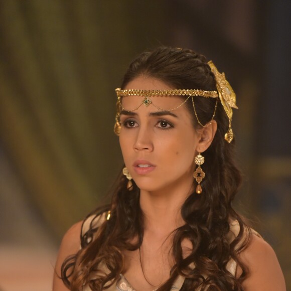 Com a perna quebrada, Kassaia (Pérola Faria) despista ao ser questionada sobre o acidente e, com mágoa, questiona o marido, Nebuzaradã (Angelo Paes Leme), nos próximos capítulos da novela 'O Rico e Lázaro': 'Desarme o arco, Nebuzaradã, ou pretende me flechar também?'