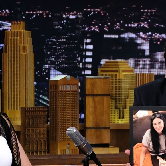 Demi Moore foi entrevistada no 'Tonight Show' por Jimmy Fallow e falou sobre ter arrancado seus dentes