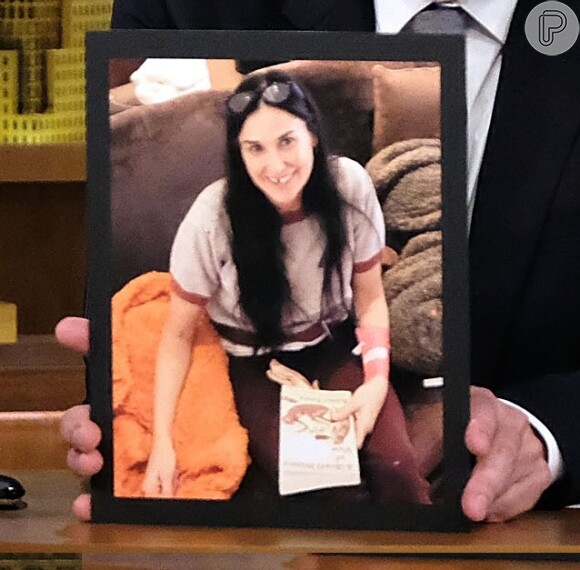 Demi Moore exibe na TV foto sem dentes após arrancá-los em crise de estresse