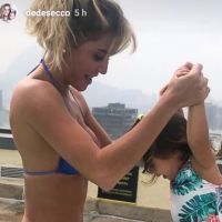 Deborah Secco exibe corpo sequinho ao lado da filha: 'Não quer sair da piscina'
