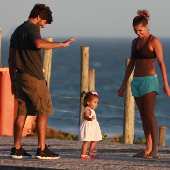 Deborah Secco, casada com Hugo Moura, exibiu a barriga chapada e o corpo sarado ao lado da filha
 