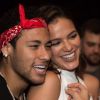 Bruna Marquezine filma surpresa feita por namorado, Neymar, ao acordar em Las Vegas nesta terça-feira, dia 13 de junho de 2017
