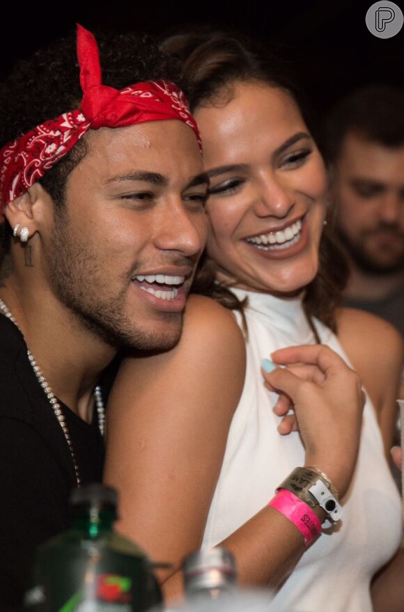 Bruna Marquezine filma surpresa feita por namorado, Neymar, ao acordar em Las Vegas nesta terça-feira, dia 13 de junho de 2017