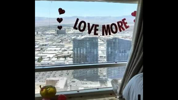 Bruna Marquezine filma surpresa feita por namorado, Neymar: 'Bom dia, Las Vegas'