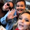 Larissa Manoela encontra bailarinas plus size de Anitta em aeroporto nesta terça-feira, dia 13 de junho de 2017