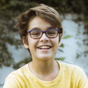 Lucas (Xande Valois) é filho de Alice (Sophie Charlotte) com Renato (Renato Góes) na supersérie 'Os Dias Eram Assim'