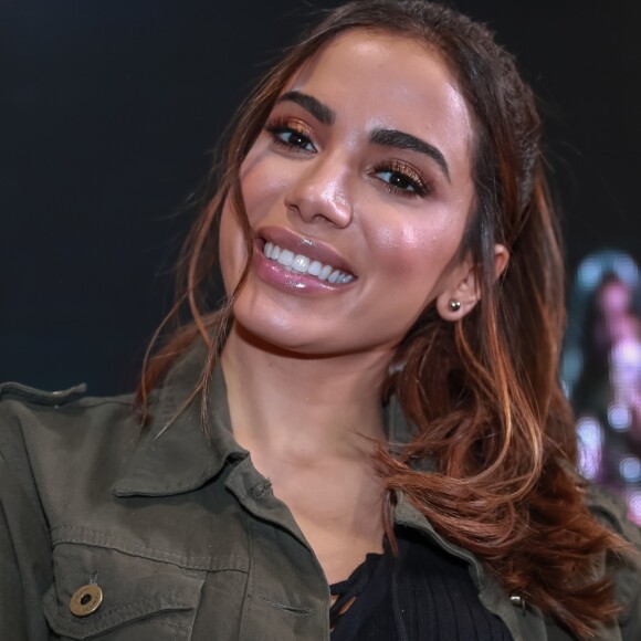 Anitta surpreendeu ao revelar que ama 'limpar banheiro'