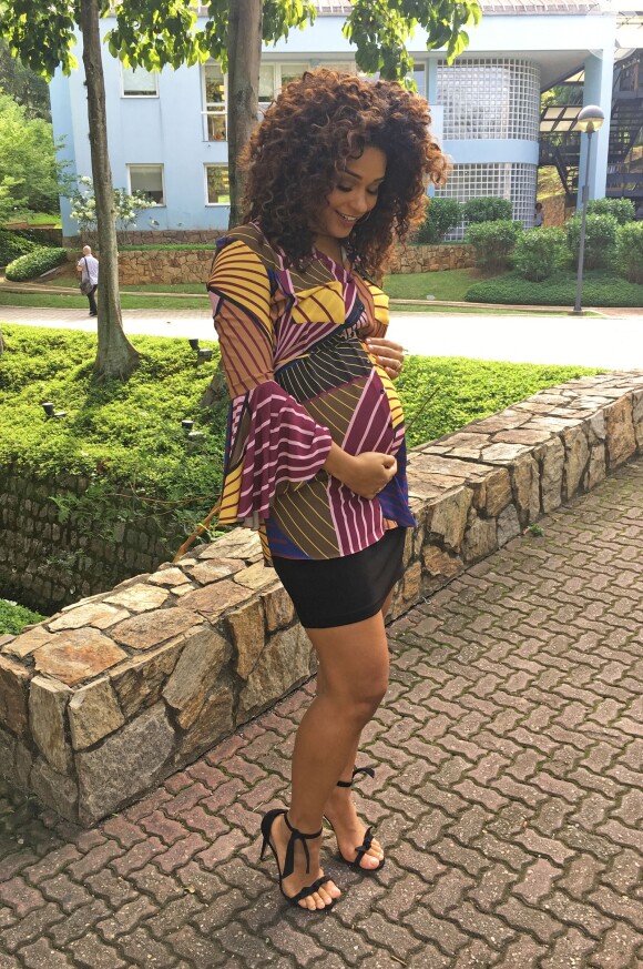 Afirmando ter tendência a reter líquido, Juliana Alves, aos 5 meses de gravidez, deixa a estética de lado e se preocupa somente com a saúde