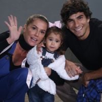 Deborah Secco vai com a filha, Maria Flor, a show e a bebê acena para fotos