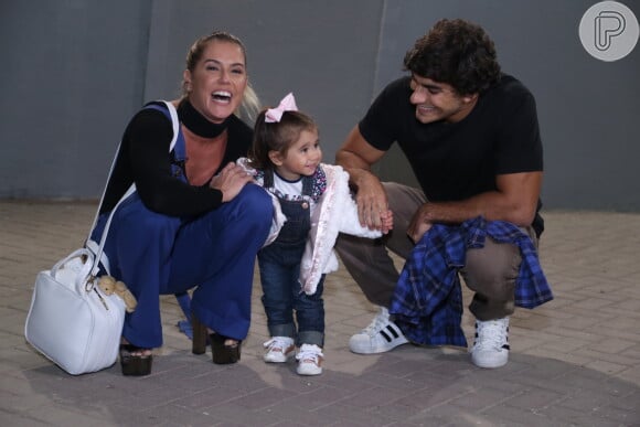 Maria Flor, filha de Deborah Secco e Hugo Moura, se diverte com os pais em evento