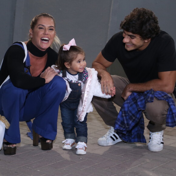 Maria Flor, filha de Deborah Secco e Hugo Moura, se diverte com os pais em evento
