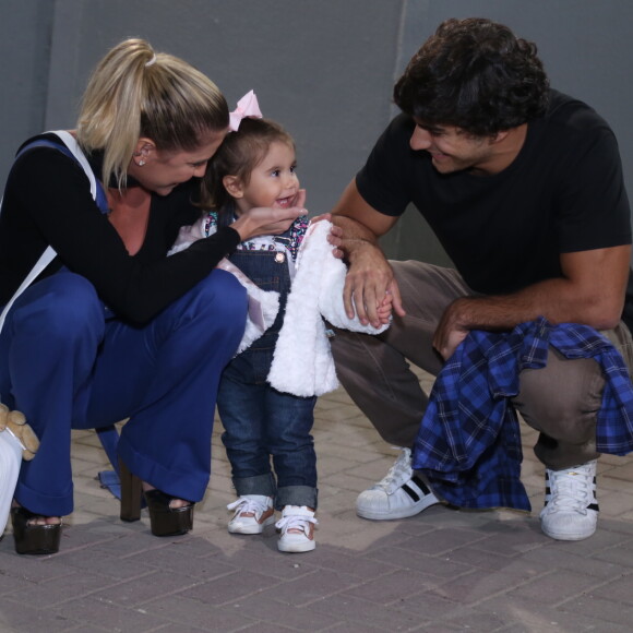 Deborah Secco paparica a filha, Maria Flor, em show