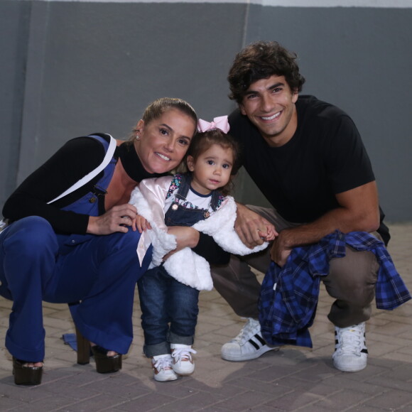 Deborah Secco posa com a filha, Maria Flor, e o marido, Hugo Moura, em show