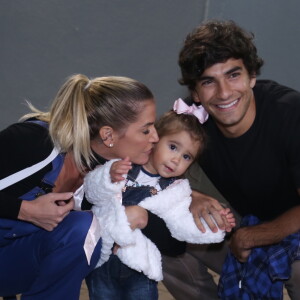 Deborah Secco beija a filha, Maria Flor, de um ano e seis meses, antes de show no Rio