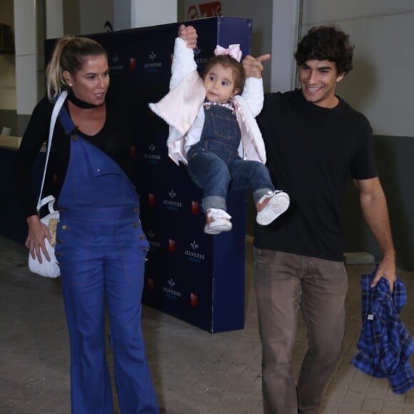 Maria Flor brinca com os pais, Hugo Moura e Maria Flor, em evento no Rio