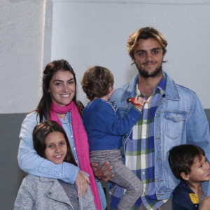Felipe Simas e Mariana Uhlmann também levaram crianças da família e o filho, Joaquim, para o evento