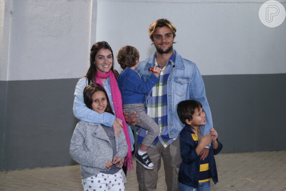 Felipe Simas e Mariana Uhlmann também levaram crianças da família e o filho, Joaquim, para o evento
