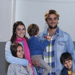 Felipe Simas e a mulher, Mariana Uhlmann levam o filho a evento na Barra