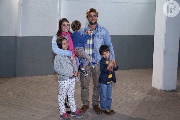 Felipe Simas e a mulher, Mariana Uhlmann levam o filho a evento na Barra