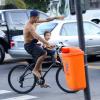 Dom passeia de bicicleta com o filho, Dom