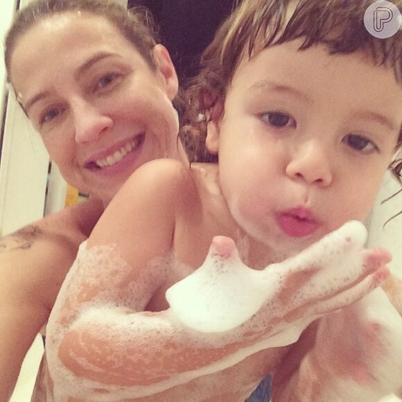Dom em um divertido banho de espuma com a mamãe Luana Piovani