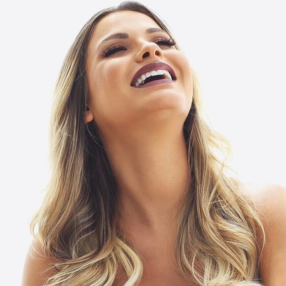 Andressa Suita consegue usar calça jeans mesmo com 9 meses de gravidez