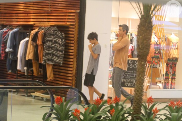 Márcio Garcia e o filho mais velho, Pedro, passearam no shopping Fashion Mall, em São Conrado, na Zona Sul do Rio de Janeiro