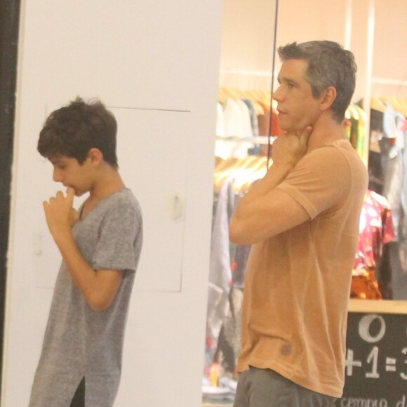 Márcio Garcia e o filho mais velho, Pedro, passearam no shopping Fashion Mall, em São Conrado, na Zona Sul do Rio de Janeiro