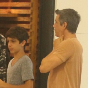 Márcio Garcia teve a companhia do primogênito, Pedro, de 13 anos, em tarde de compras