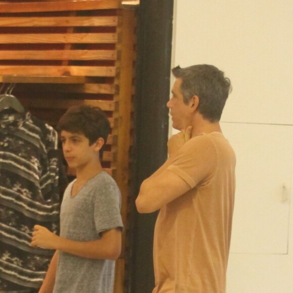 Márcio Garcia teve a companhia do primogênito, Pedro, de 13 anos, em tarde de compras