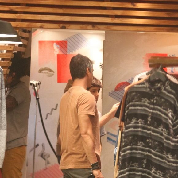 Márcio Garcia e o filho Pedro conferiram as novidades na loja Foxton