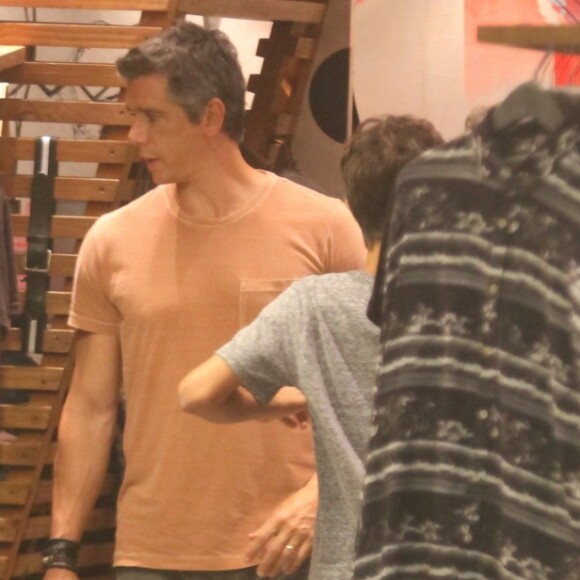 Márcio Garcia e o filho mais velho, Pedro, visitaram loja durante tarde de compras