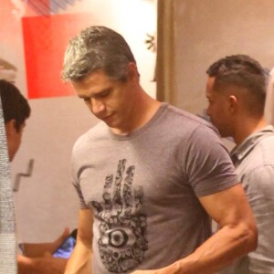 Márcio Garcia aprovou a blusa e deixou a loja vestindo a peça que comprou