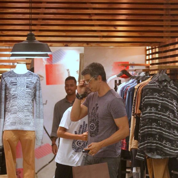 Márcio Garcia e o filho Pedro escolheram o mesmo modelo de T-Shirt de R$ 149