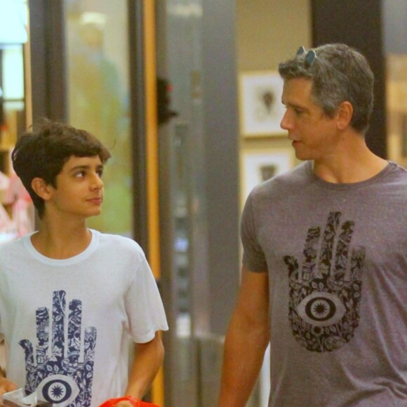Márcio Garcia e Pedro deixaram a loja vestindo a blusa que acabaram de comprar