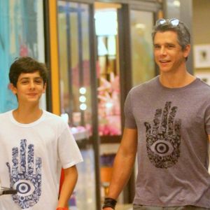 Márcio Garcia e o filho, Pedro, de 13 anos, trocaram de blusa em loja durante tarde de compras nesta quinta-feira, 15 de junho de 2017