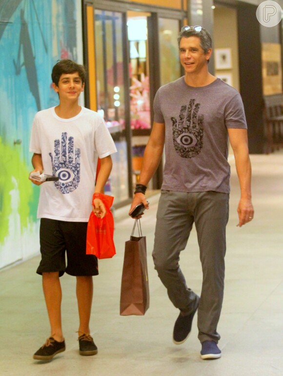 Márcio Garcia e o filho, Pedro, de 13 anos, trocaram de blusa em loja durante tarde de compras nesta quinta-feira, 15 de junho de 2017