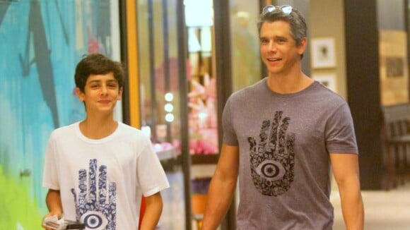 Márcio Garcia e filho compram blusas iguais e deixam loja usando a peça. Fotos!