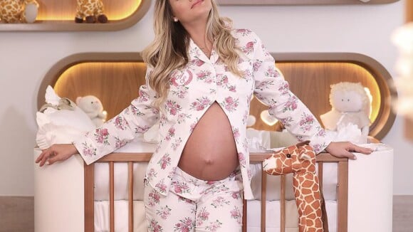 Andressa Suita, grávida de oito meses, posa no quarto do filho: 'Meu novo mundo'