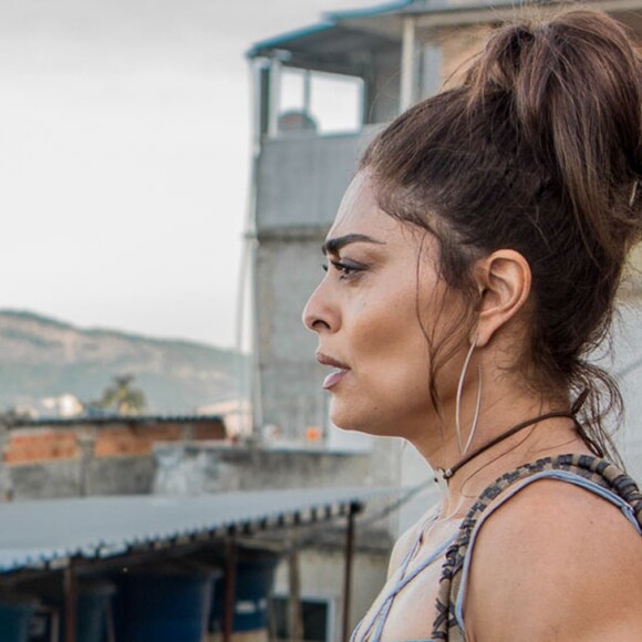 Bibi (Juliana Paes) consegue um fornecedor de drogas para Sabiá (Jonathan Azevedo) e resolve dívida de Rubinho (Emílio Dantas), na novela 'A Força do Querer', em julho de 2017