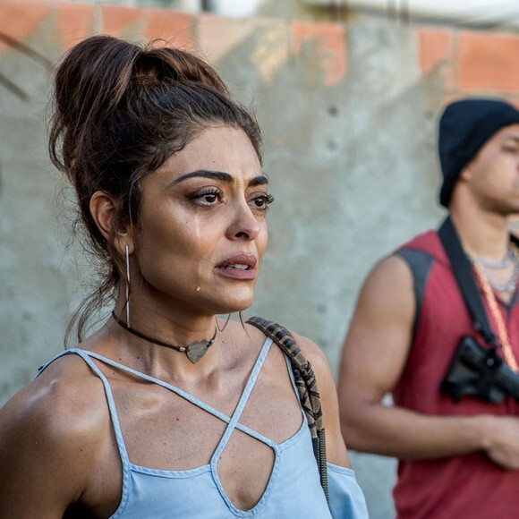 Sabiá (Jonathan Azevedo) não aceita a maconha levada por Bibi (Juliana Paes) e diz que está mofada, na novela 'A Força do Querer'