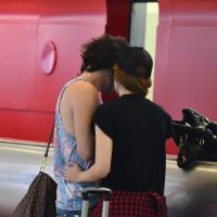 Fiuk e Sophia Abrahão trocam carinhos e tiram fotos com fã em aeroporto
