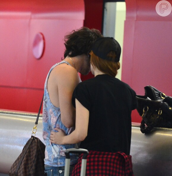 Sophia Abrahão e Fiuk trocam carinhos no aeroporto Santos Dumont, no Rio de Janeiro, em 25 de março de 2014