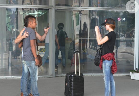 Sophia Abrahão fotografa Fiuk com fã no aeroporto