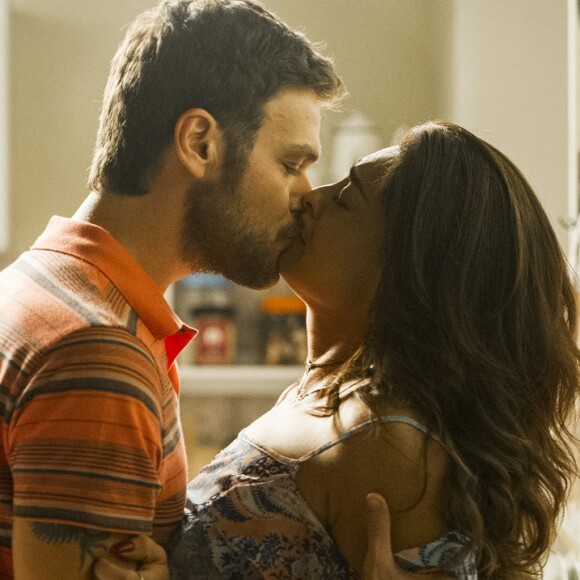 Bibi (Juliana Paes) transa com Rubinho (Emílio Dantas) na prisão em uma visita fora de hora e é flagrada pela polícia, na novela 'A Força do Querer'