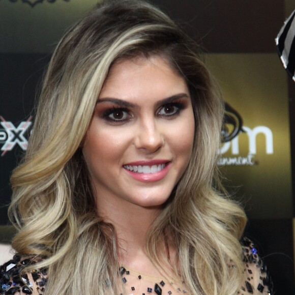 Bárbara Evans está passeando em Palmas, nos Tocantins. Seu namorado, Irajá Abreu, é deputado federal por aquele estado