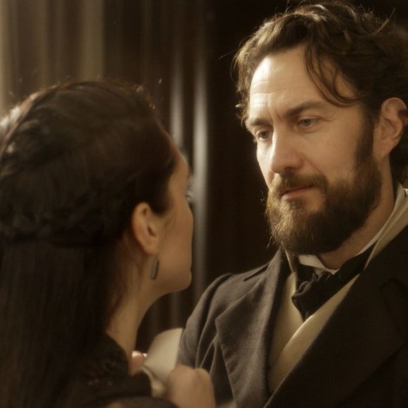 Thomas (Gabriel Braga Nunes) diz a Anna (Isabelle Drummond) que vai castigá-la deixando-a sem contato com a filha, a não ser na hora de dar de mamar, na novela 'Novo Mundo'